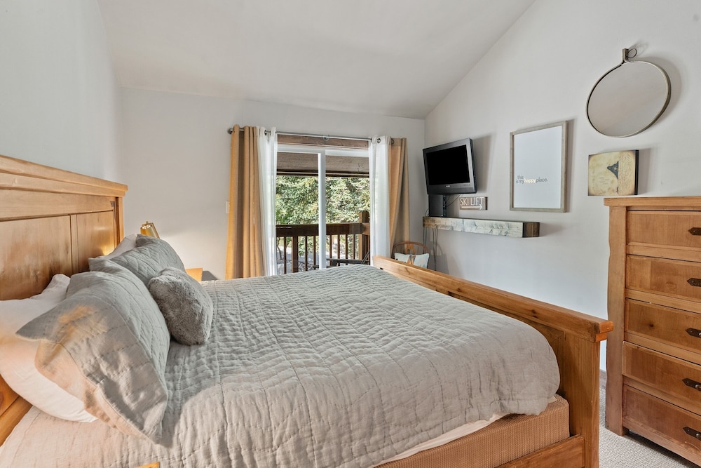 Winterset 1 4 Bedroom Condo by RedAwning view 5