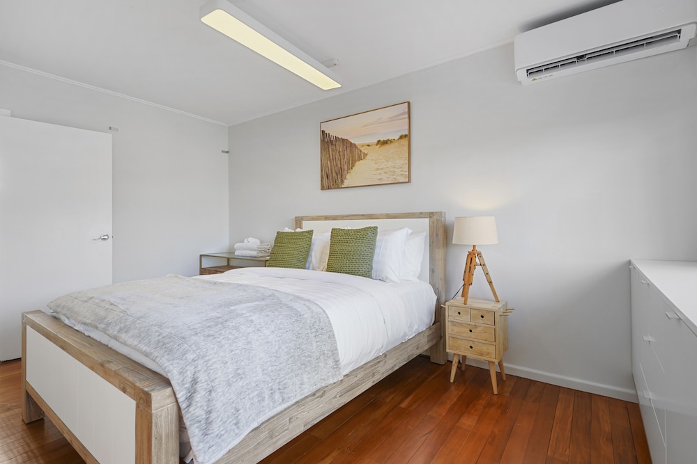 Amazing Home By Beach - Aircon-ed view 2