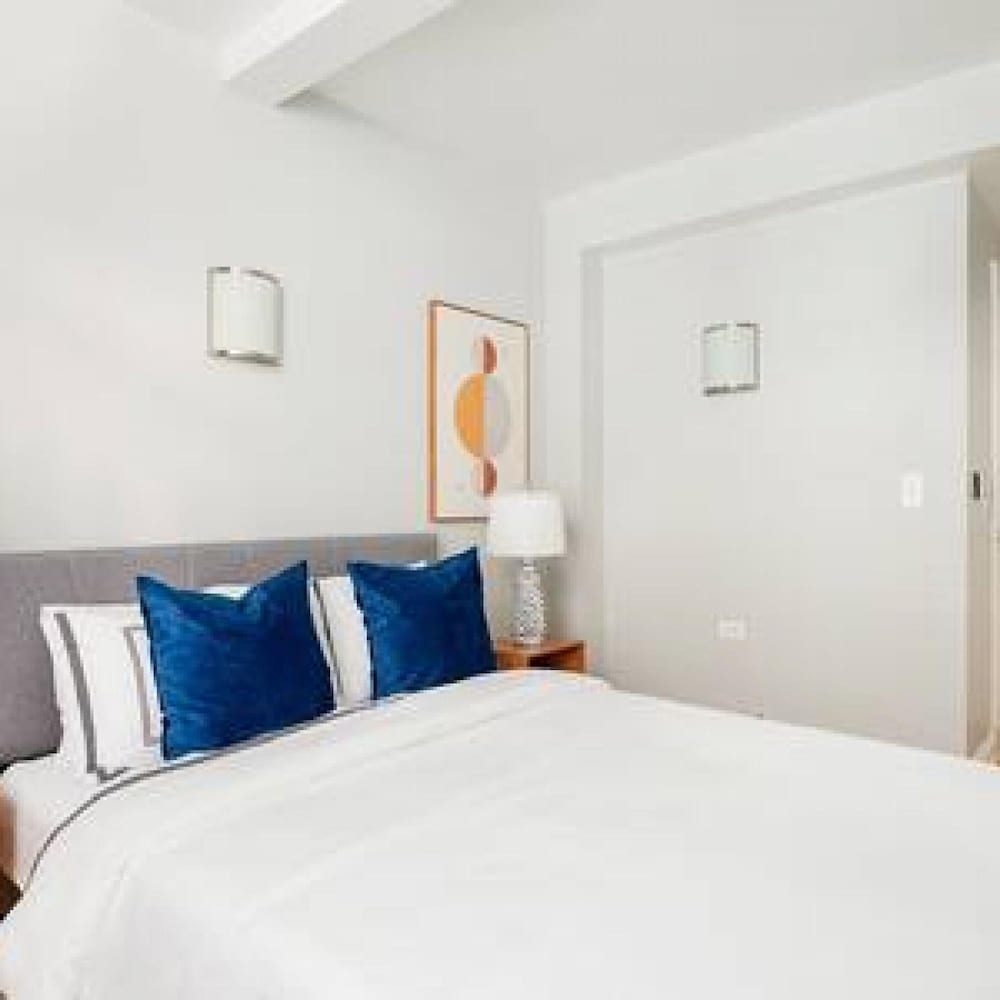 73-208 New 2BR 2bath UWS Doorman Gym