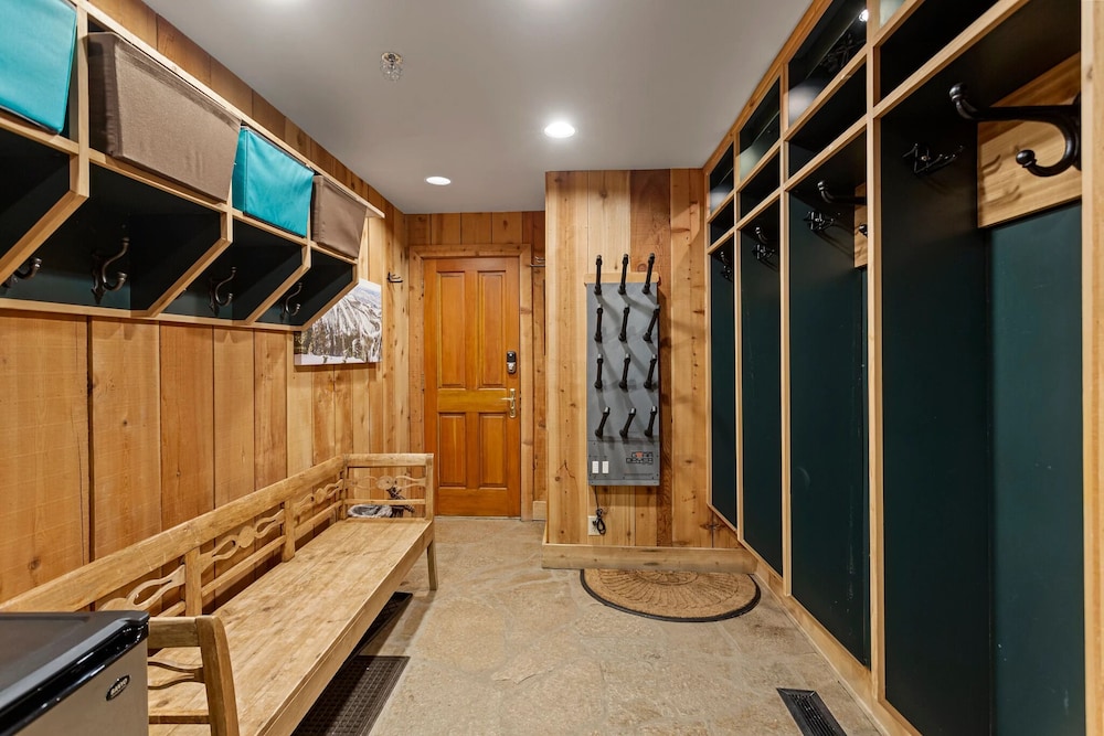La Maconnerie at Deer Valley Resort - Four Bedroom Condo with Hot Tub #3 4 Condo