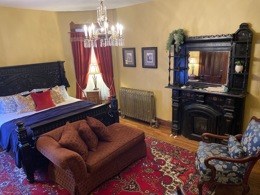 Vineyard Mansion & Carriage House Bed & Breakfast