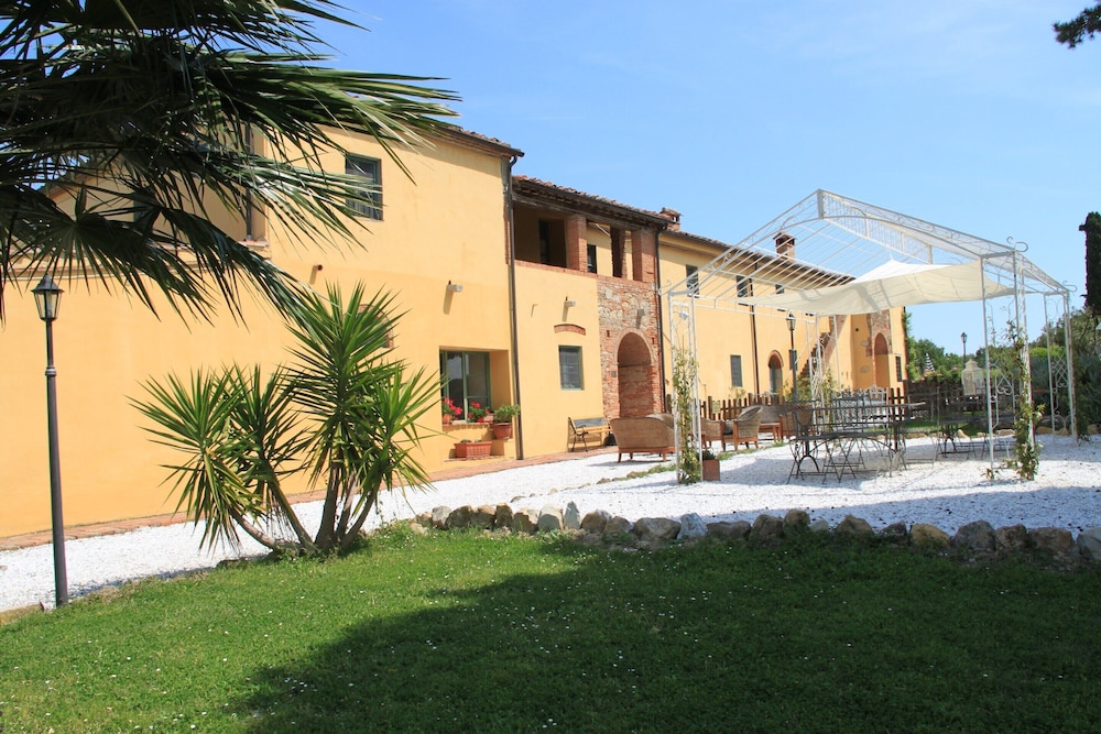 Apartment in Guasticce With Shared Pool