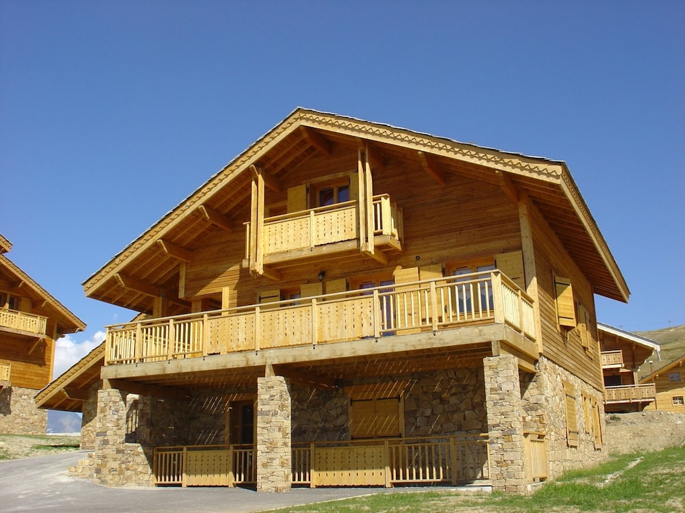 Huez Vacations - Chalet With Fireplace in Alpe D'huez - Property Image 1
