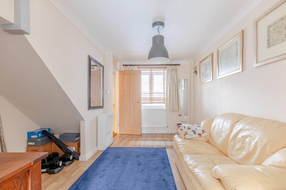 Charming 1BD Retreat With Garden Area, Greenwich!