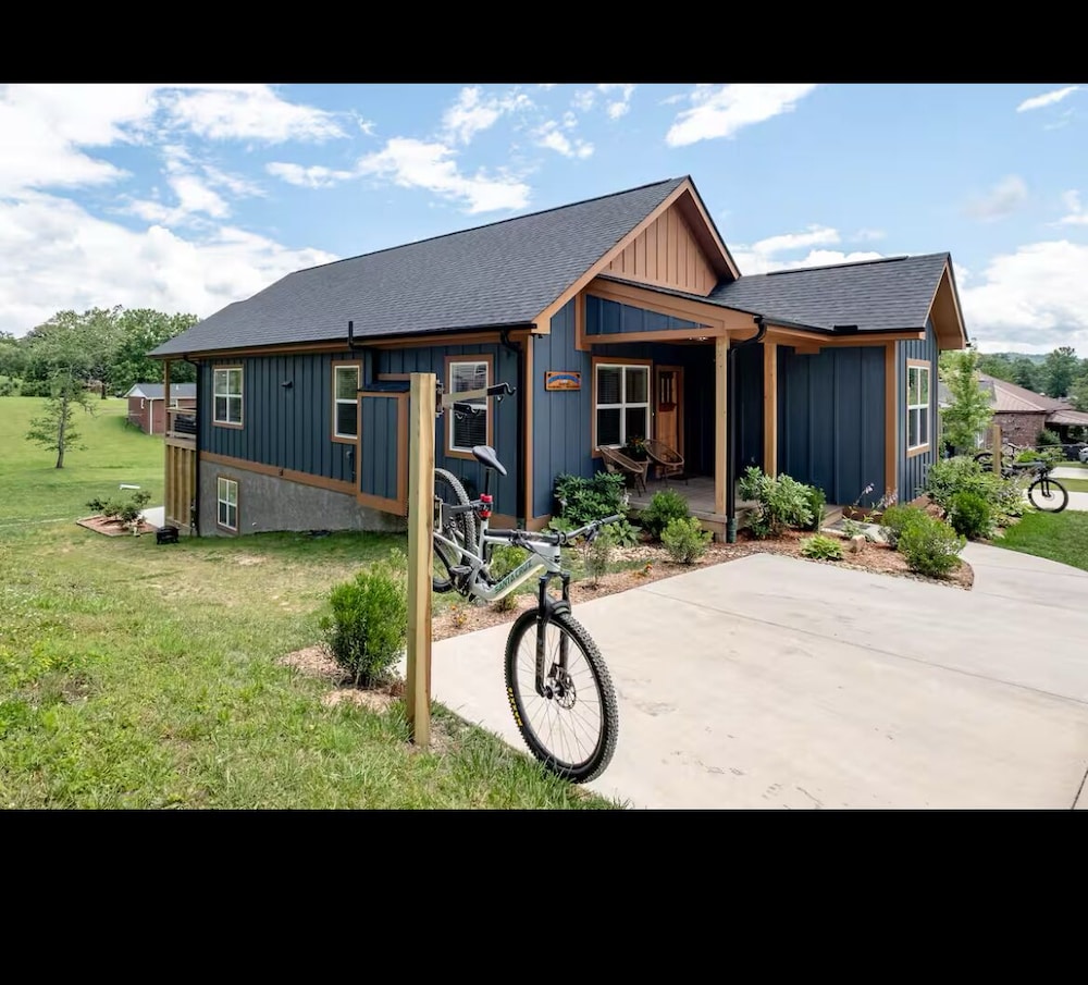 Downtown Brevard Retreat &Cyclists Dream