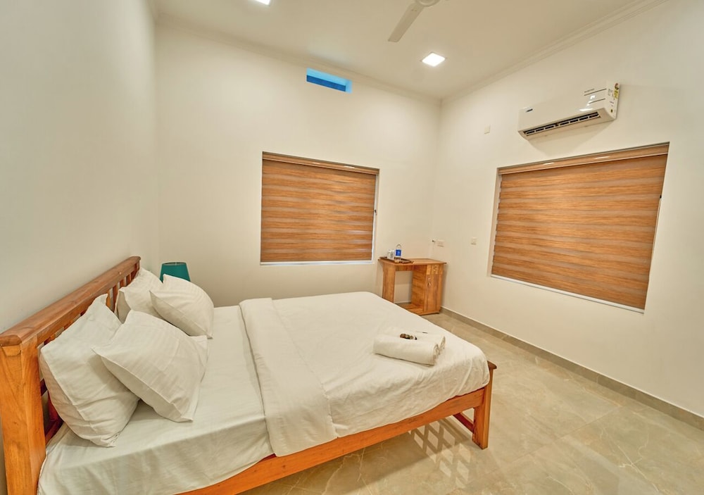 Ashtamudi Lake Villa by VOYE HOMES
