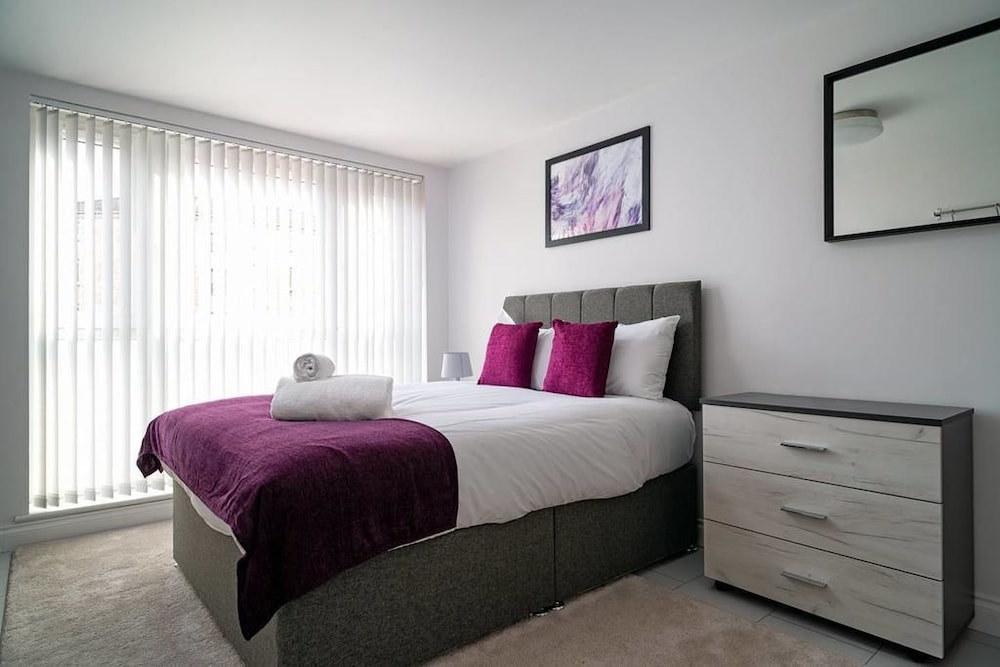Modern Bright Apartment Near Centre view 2