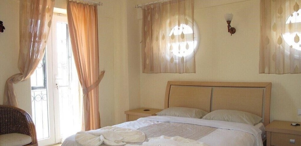 Villa XT37 by JoyLettings view 3