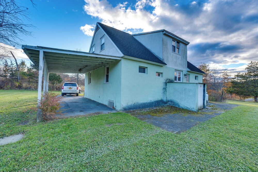 Charming Gardiner Home w/ Yard & Sunroom