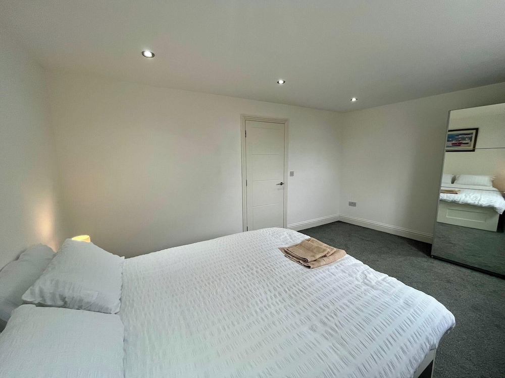 Spacious 4-bed House - Sleeps 11, Garden & Parking