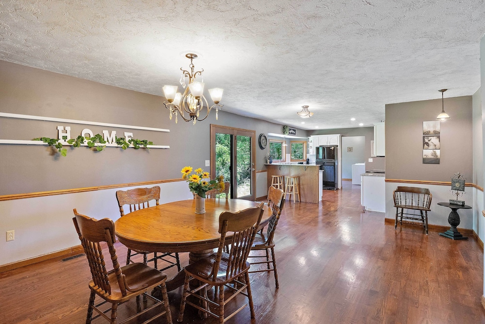 Tranquil Family Home w/ Yard, 14 Mi to Springfield view 5