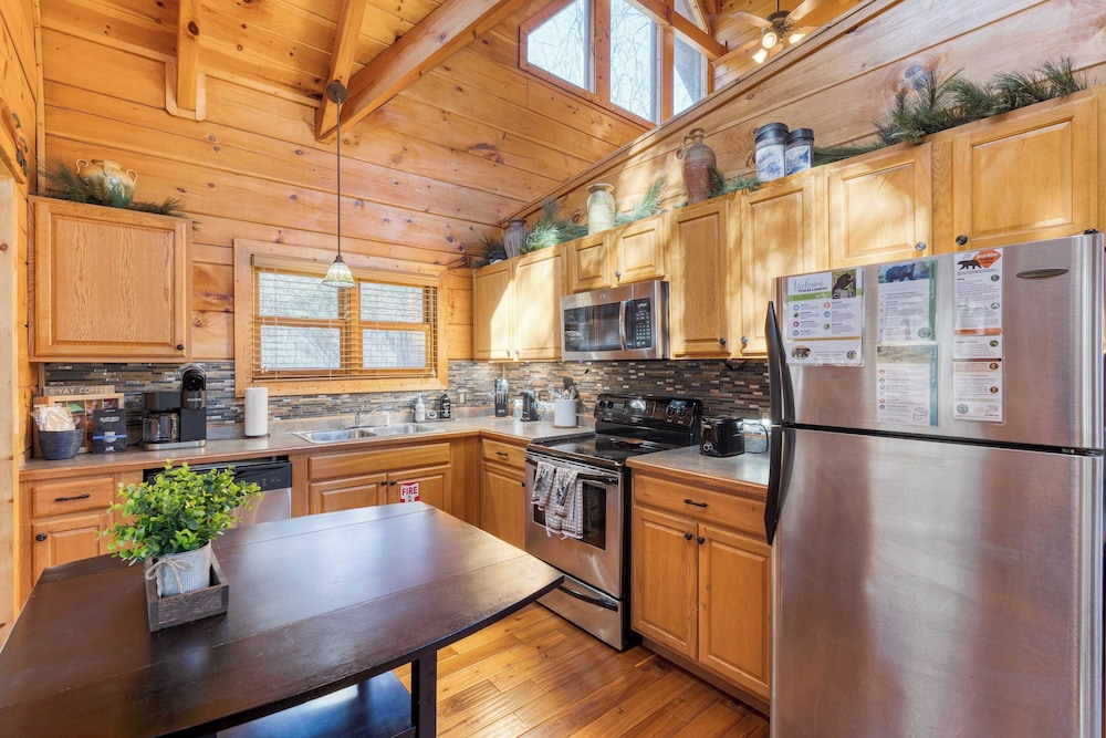 Hottub, Game Room, Forest Views, Near Gatlinburg Four Bears Lodge by Avantstay