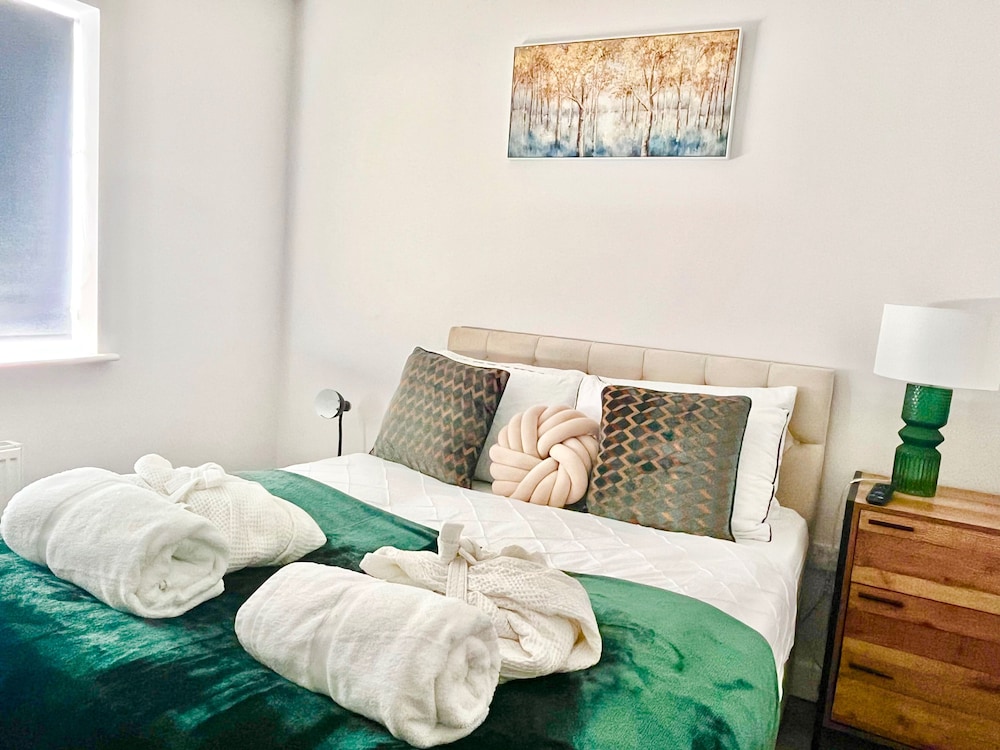 House - Sleeps 12 - Hot tub - Pool Table - Parking