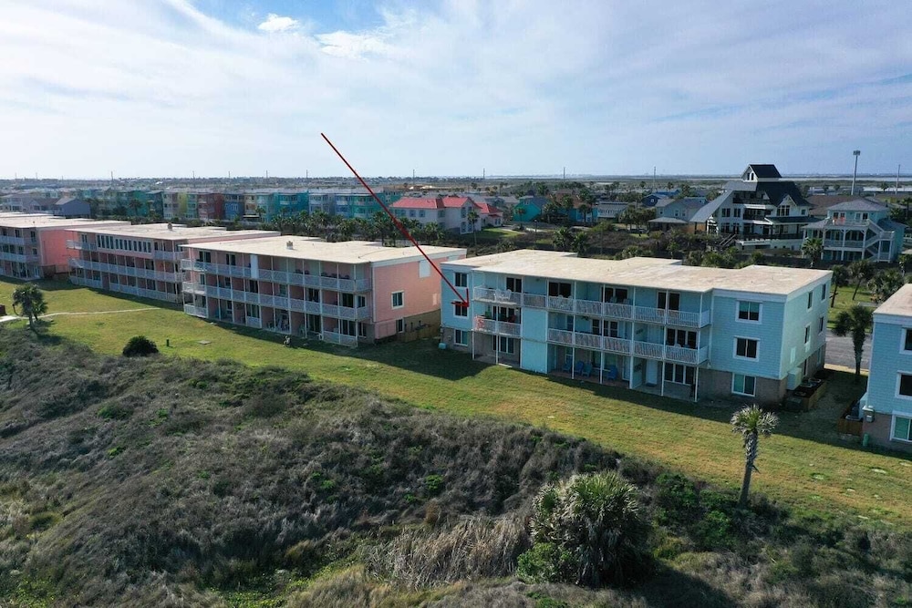 Sleeps 16 2 Beachfront Condos, Pool+pickleball+tennis Island Retreat Complex