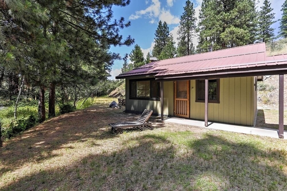 Romantic Riverfront Cottage - 1 Mile to Winthrop! view 4