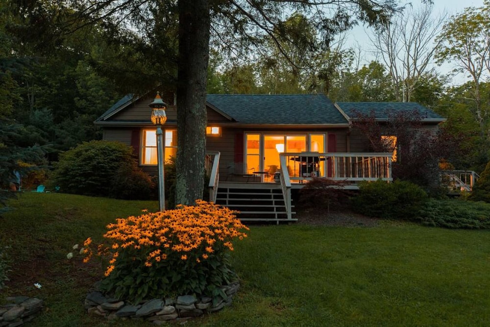 Twin Cabin I - Hot Tub Firepit Hiking Retreat