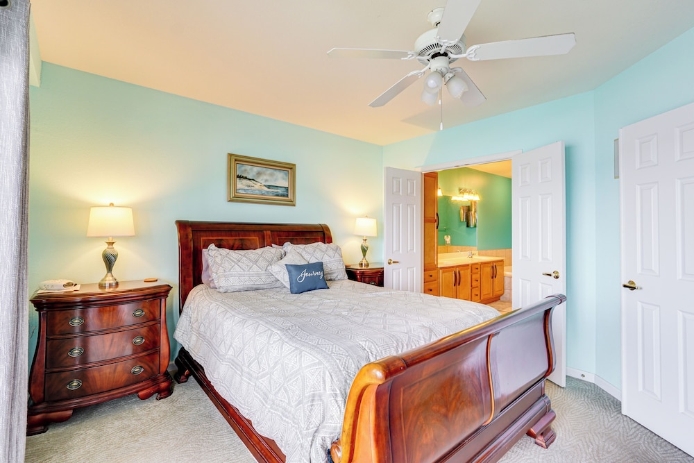 5th-floor Lakefront Condo: Elevator + Pool Access!