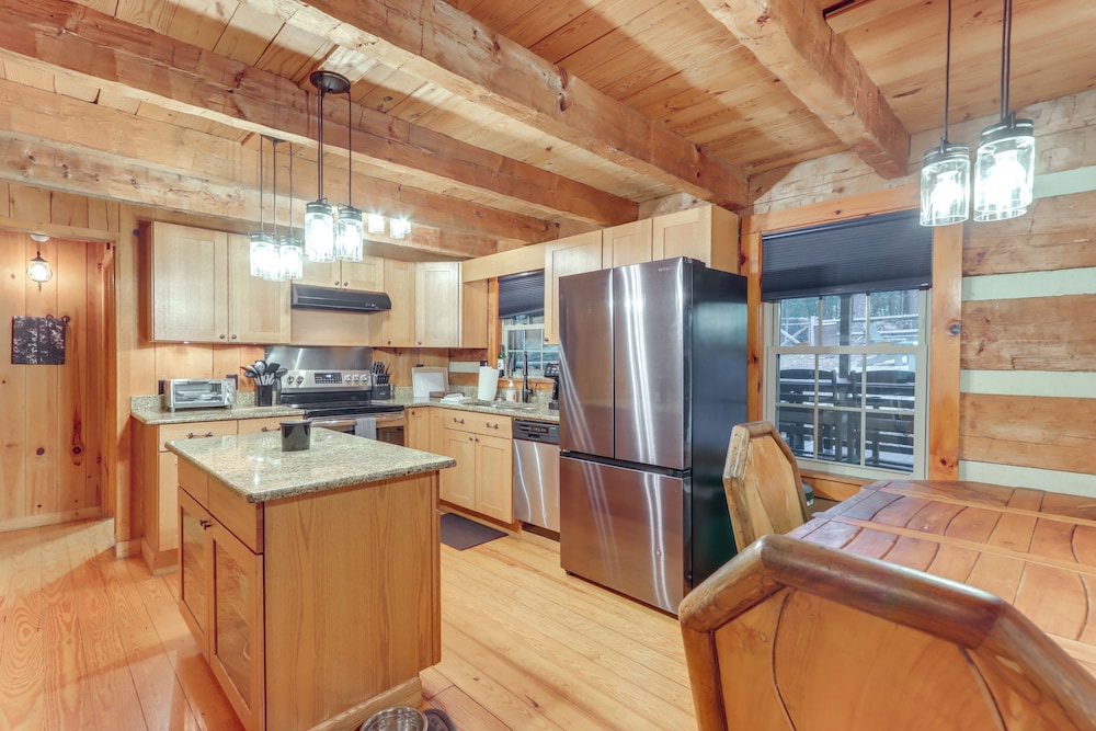 Near Hiking Trails: Hot Tub Haven in Ellijay!