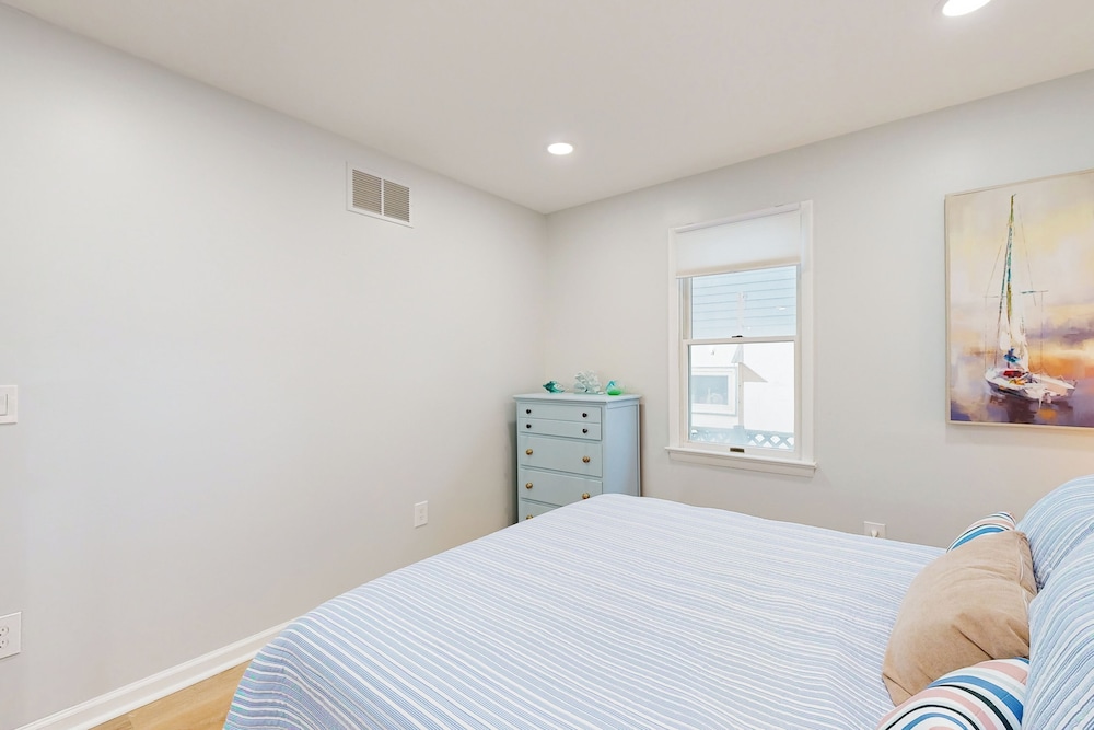 5BR Beachfront Home w/ Large Deck, Grill, W & D