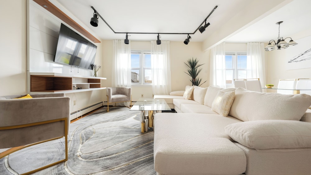 Luxury NYC Home with Free Parking for 12