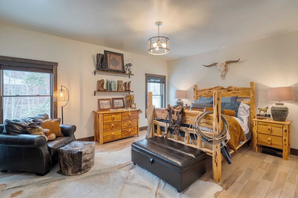 Winterhaven Estate by Avantstay Sleeps 19 Guests Mountain Compound w/ Views, Firepit, Hot Tub