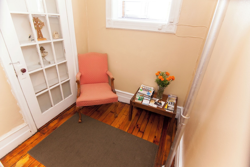 New York City Vacations - Saint Nicholas Inn Guesthouse - Property Image 9