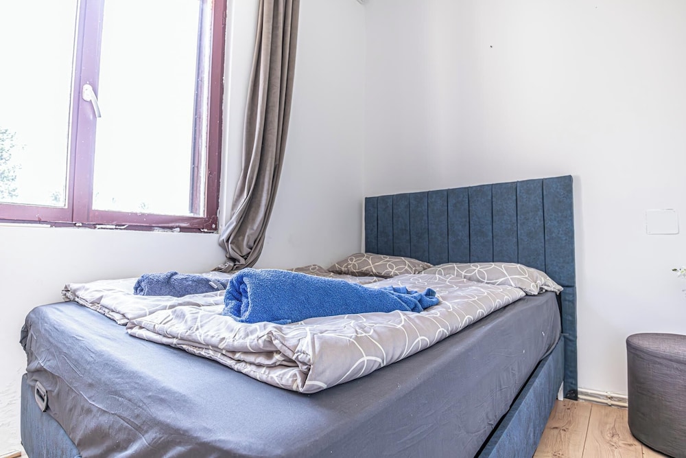 Cozy House Terrace &Garden Sleeps 34