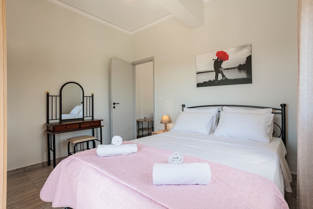 Seaview and Sunsets - Beachside Retreats