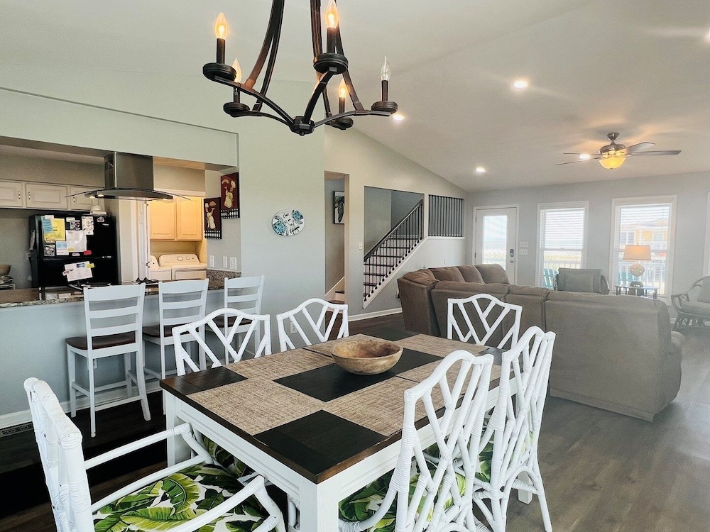 Just Breeze 'n 4 Bedroom Home by RedAwning