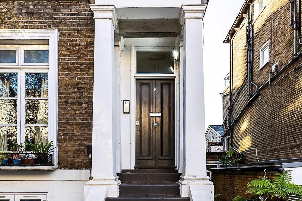 Stylish Chelsea Flat With Luxe Comfort & Charm