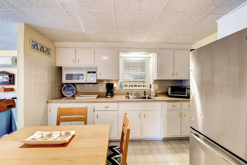 Charming East Falmouth Home: Walk to Private Beach