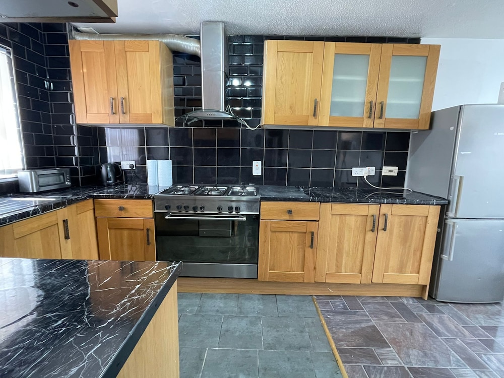 New! 4 Bedroom London House With Garden and Lawn