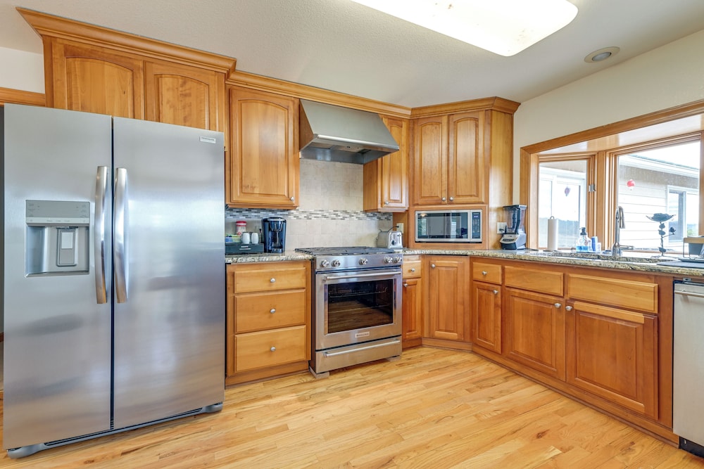 Vineyard Farmhouse in Oakland w/ Hot Tub!