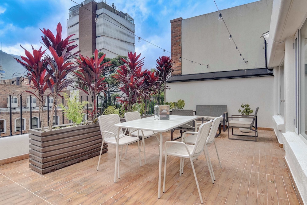 w Delightful 1BR With Terrace in Zona T