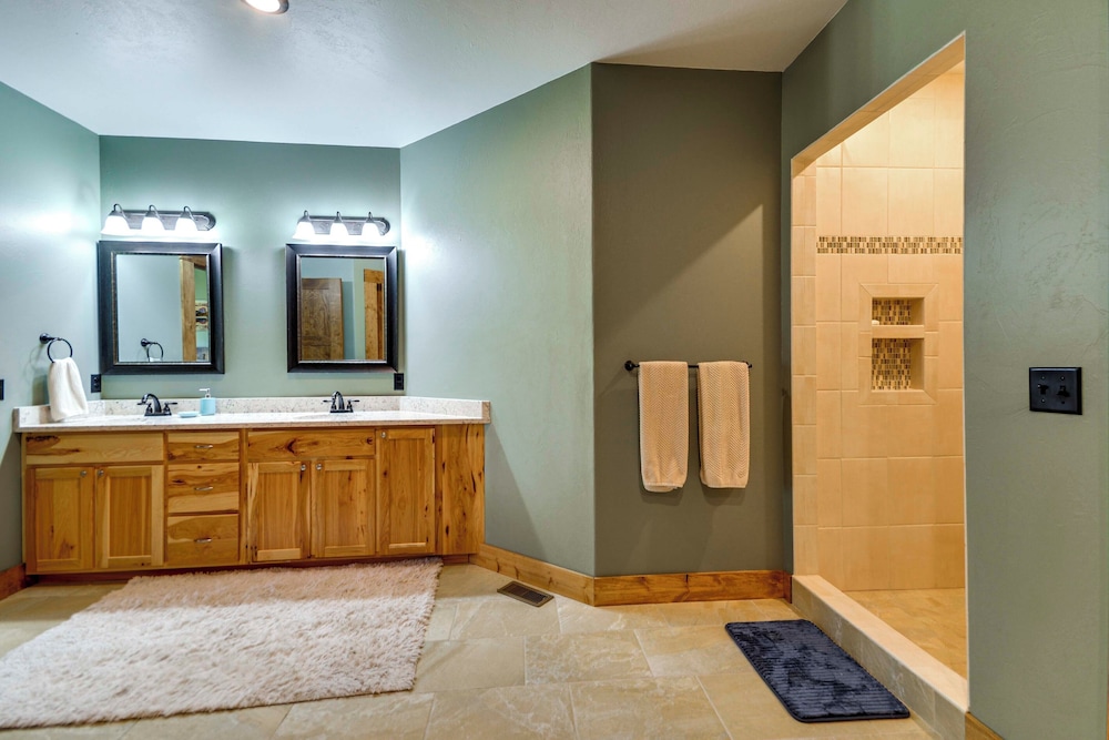 Spacious Cody Townhome: Private River Access!