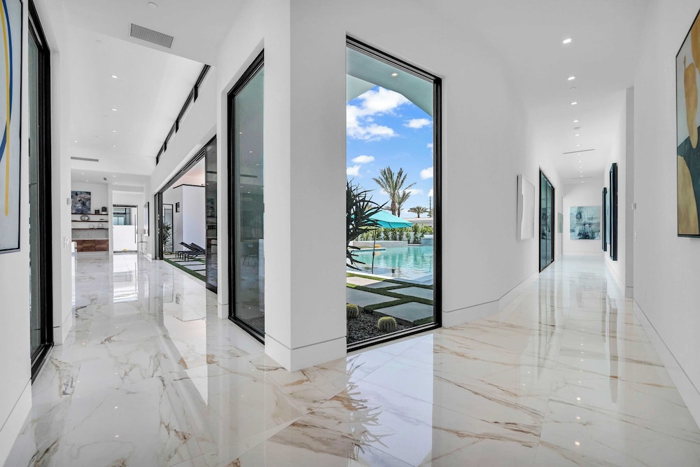 Luxury Retreat Pool, Putting Green + Pickleball Sleeps 17 Bravo Villa 8 by Avantstay
