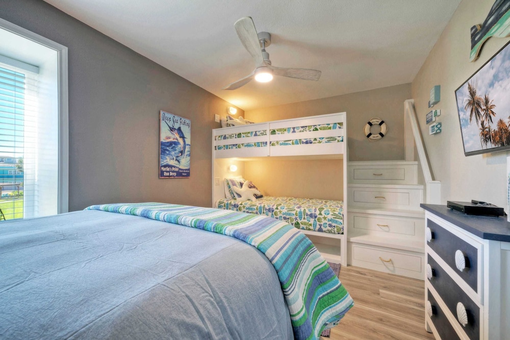 Steps to Sandfest 2 Condos in Beachfront Complex w/ Pool, Pickleball/tennis