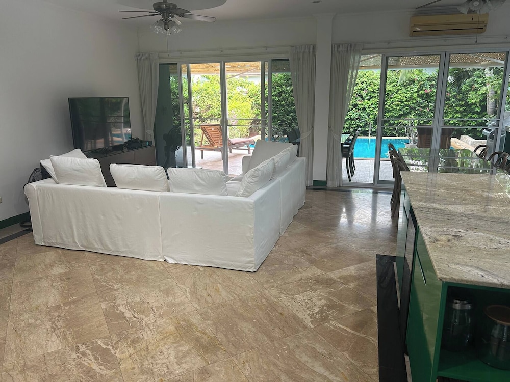 Hidden Villa Oasis Private Pool 2km to Beach&mall