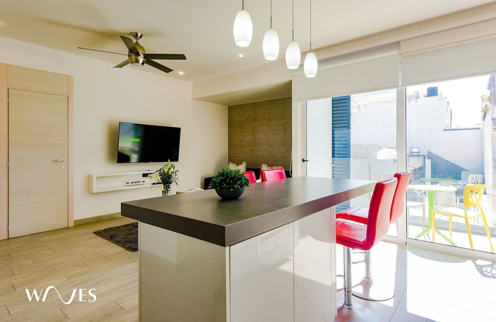 1 Rec Steps From the Beach Rooftop Pool
