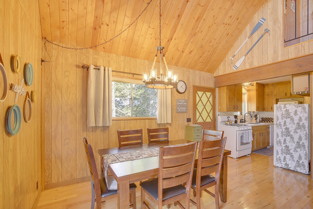Woodsy Lake Arrowhead Cabin w/ Fire Pit Table