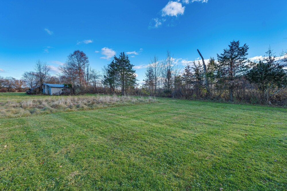 Charming Gardiner Home w/ Yard & Sunroom