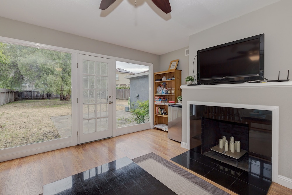 San Jose Vacations - Cozy 2bd House, Minutes From Fb And Stanford Univ! 2 Bedroom Home by RedAwning - Property Image 1