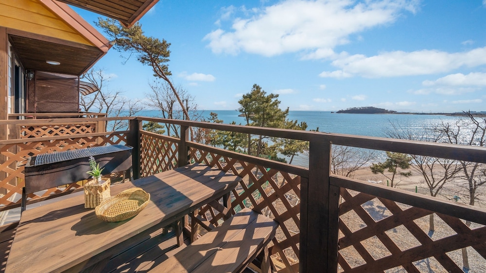 Yeongheungdo Rainbow Ocean View Pension