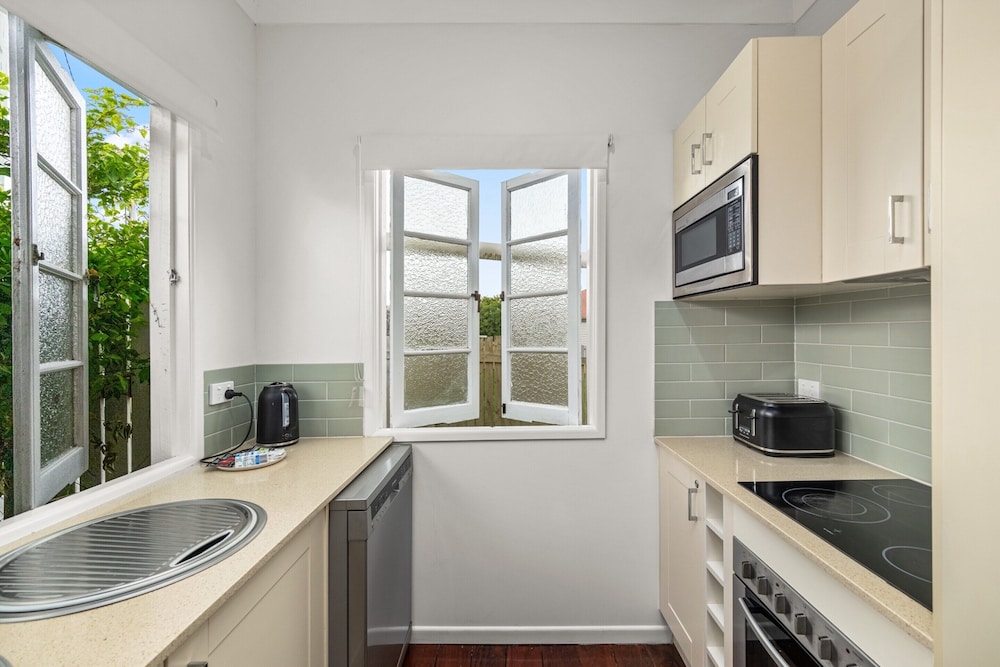 Charming 1-bed Cottage With Garden Retreat