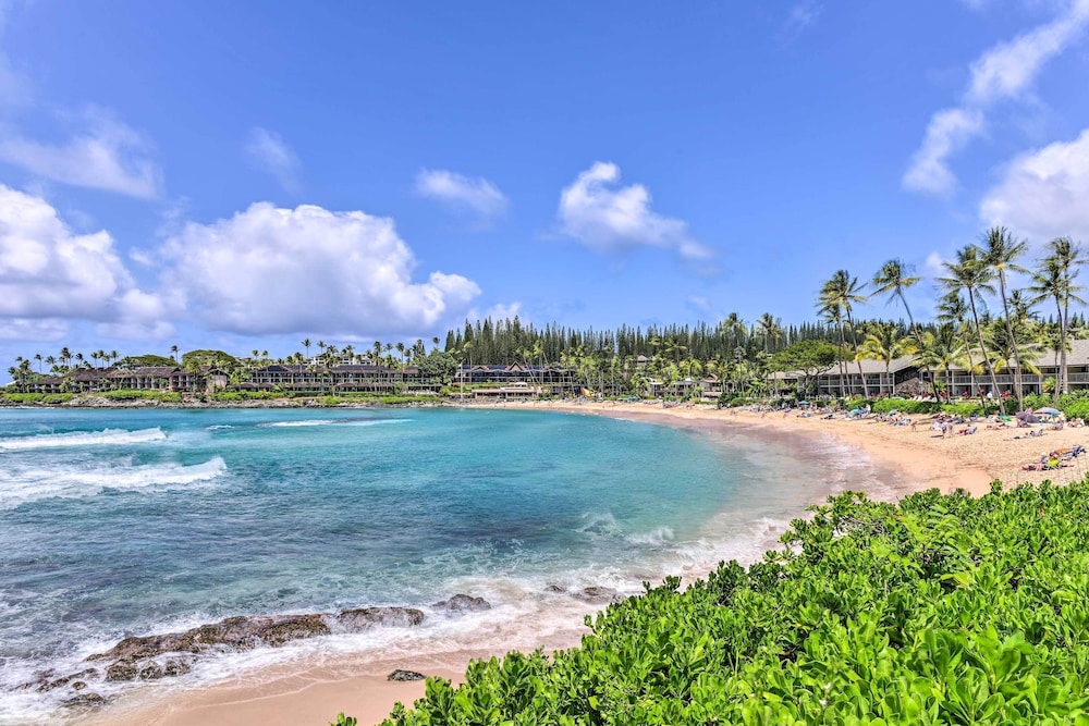 Bright & Airy Lahaina Condo - Walk to Beach!