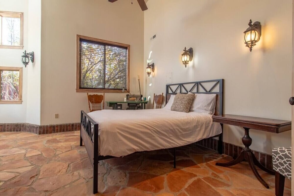 14 Guests 5BR 2BA Game room and Living