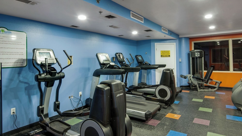 Beachfront Corner Unit w/ Wrap-around Balcony, Close to Attractions!