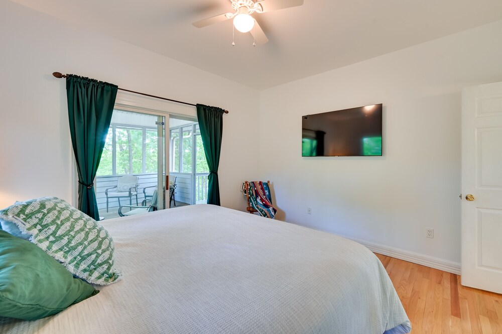 Game Room & Lake View: Lake Hartwell Group Retreat view 3