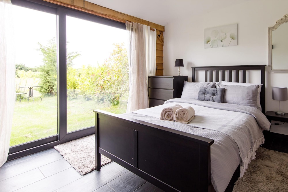 Rural Lodge Retreat With Hot Tub