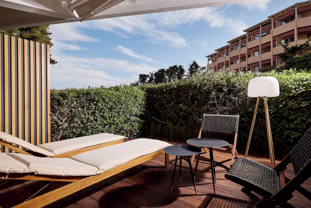 Cama Luxury Suites Kavouri